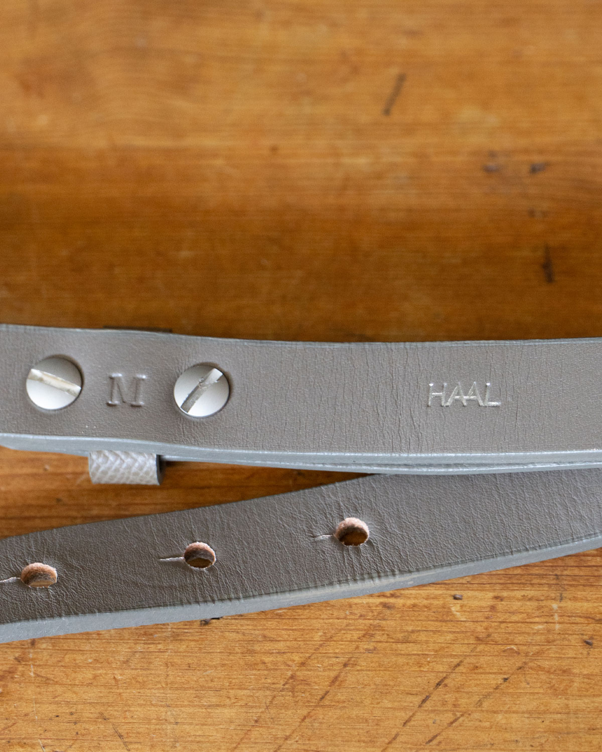 TAUPE（バックルという概念はなく、ギボシで留めるシンプルなデザイン）