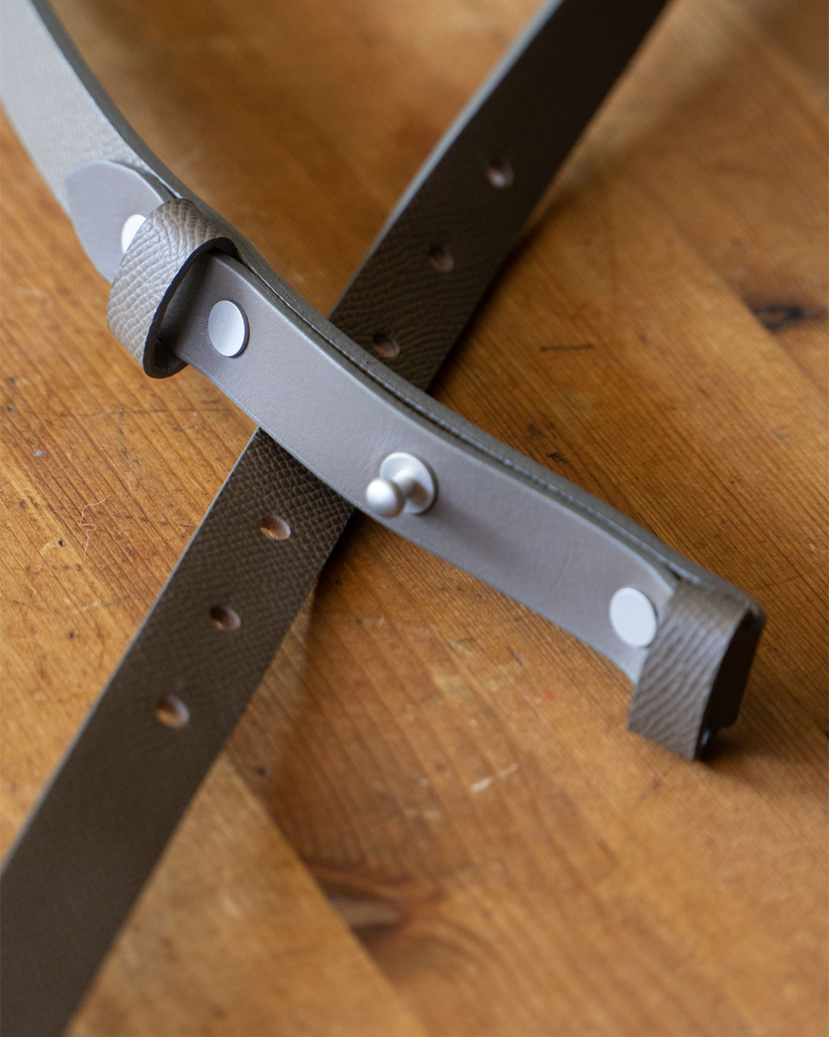 TAUPE（裏面にはシルバーの箔押しで控えめなブロンドロゴ）