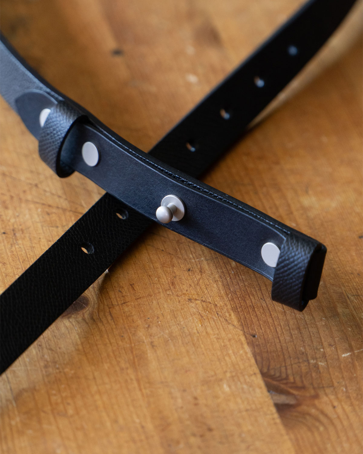 BLACK（バックルではなくギボシで止めるシンプルで洗練された仕様）