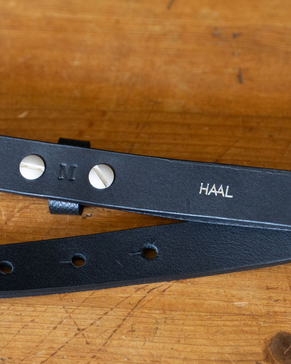 BLACK（裏面にはシルバー箔押しのロゴが控えめに）