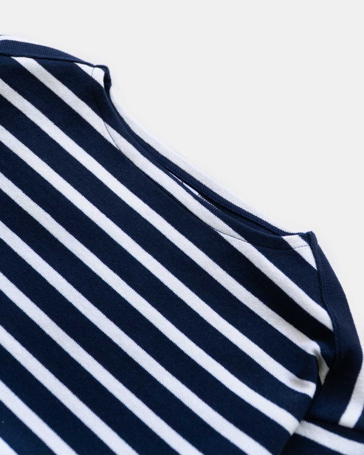 NAVY × WHITE（ボートネックはタンクトップやシャツタートルネックとも相性良いです）