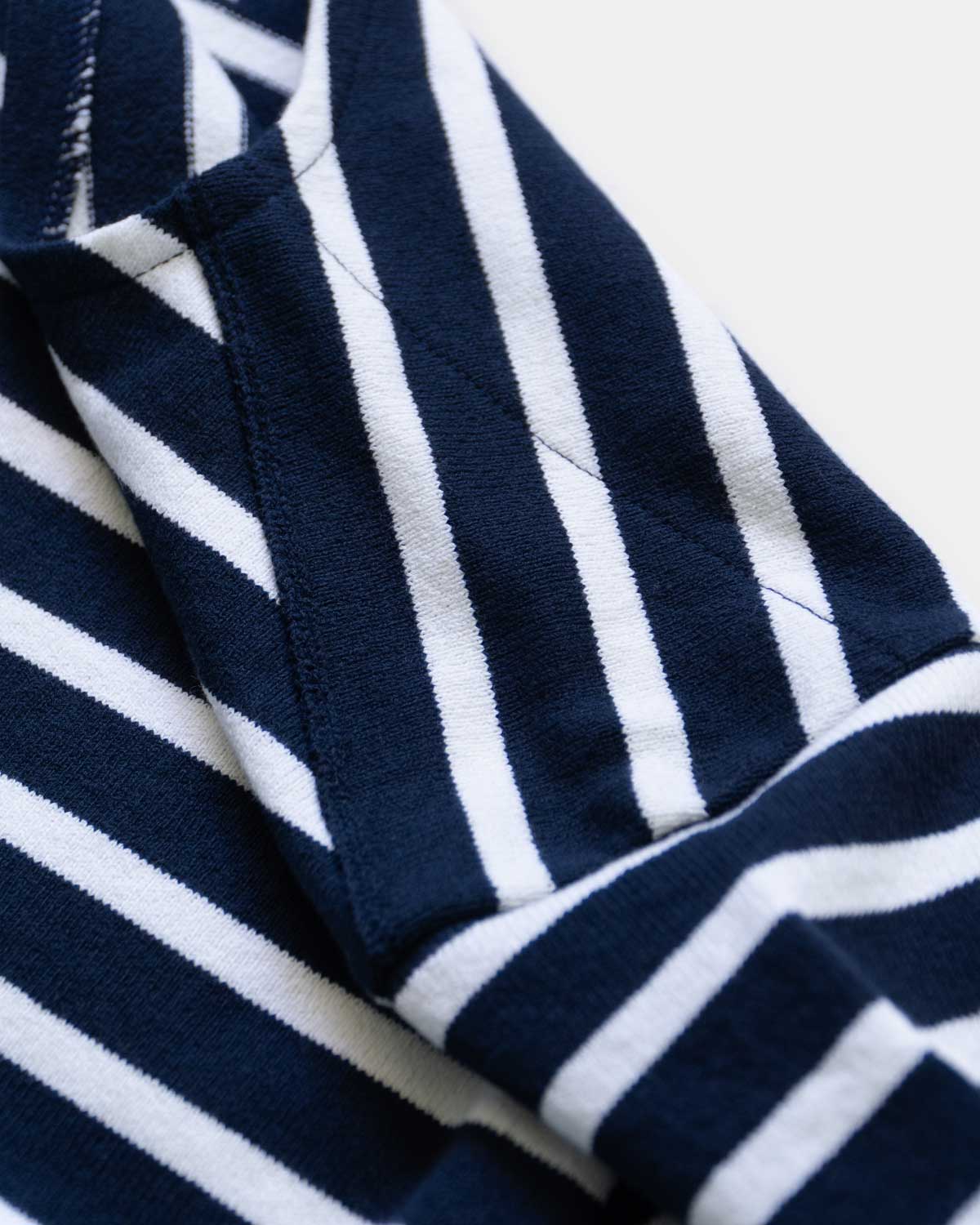 NAVY × WHITE（ショルダー部も補強されています）