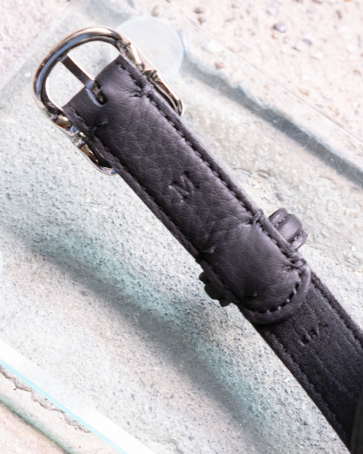 BLACK（裏にはサイズの刻印とロゴが素押しされています）