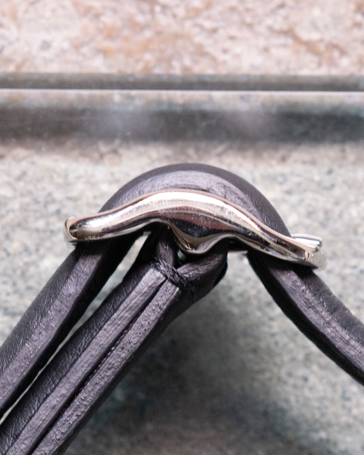 BLACK（バックルは膨らみが出にくい構造です）