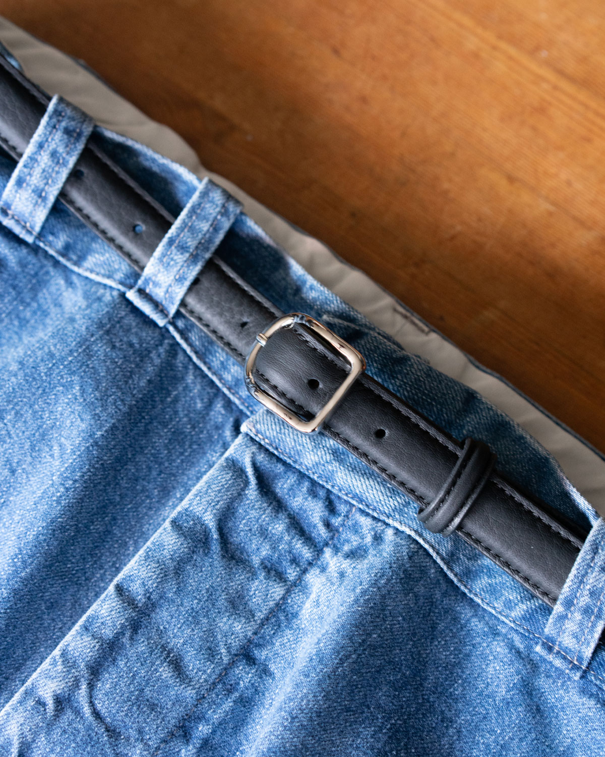 BLACK（綺麗なパンツにはもちろんデニムなどもカジュアルアップします）