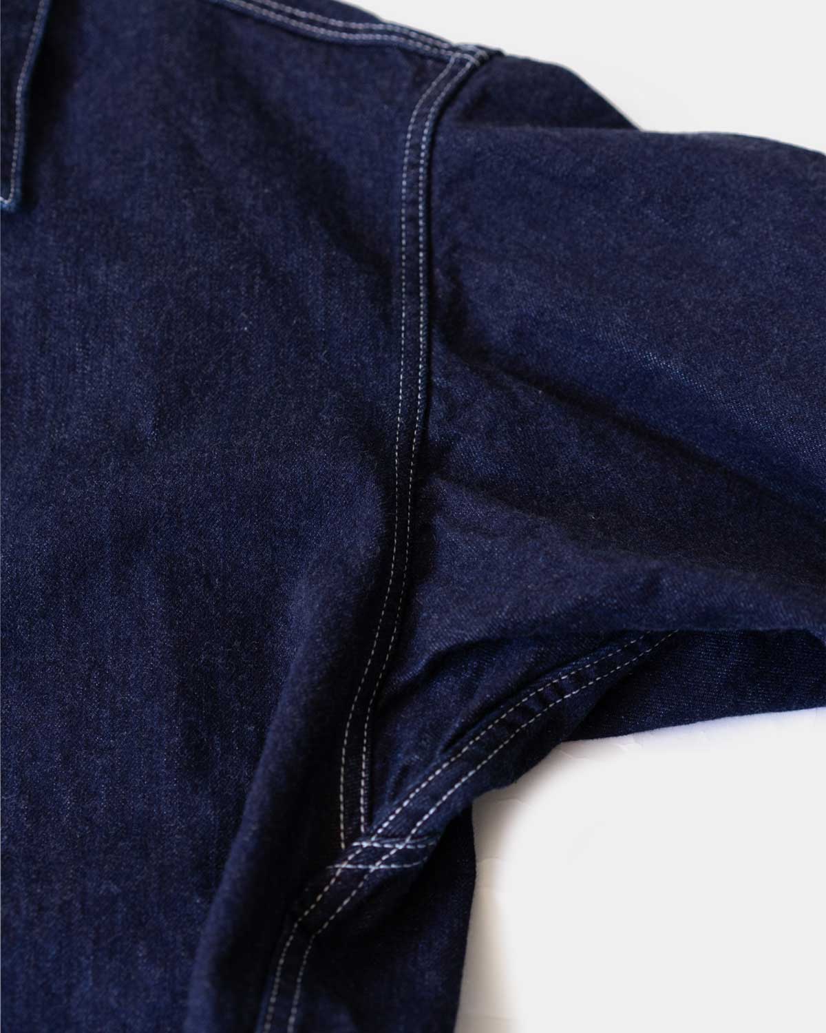 INDIGO(広めに取られたアームホールは動きやすいです)