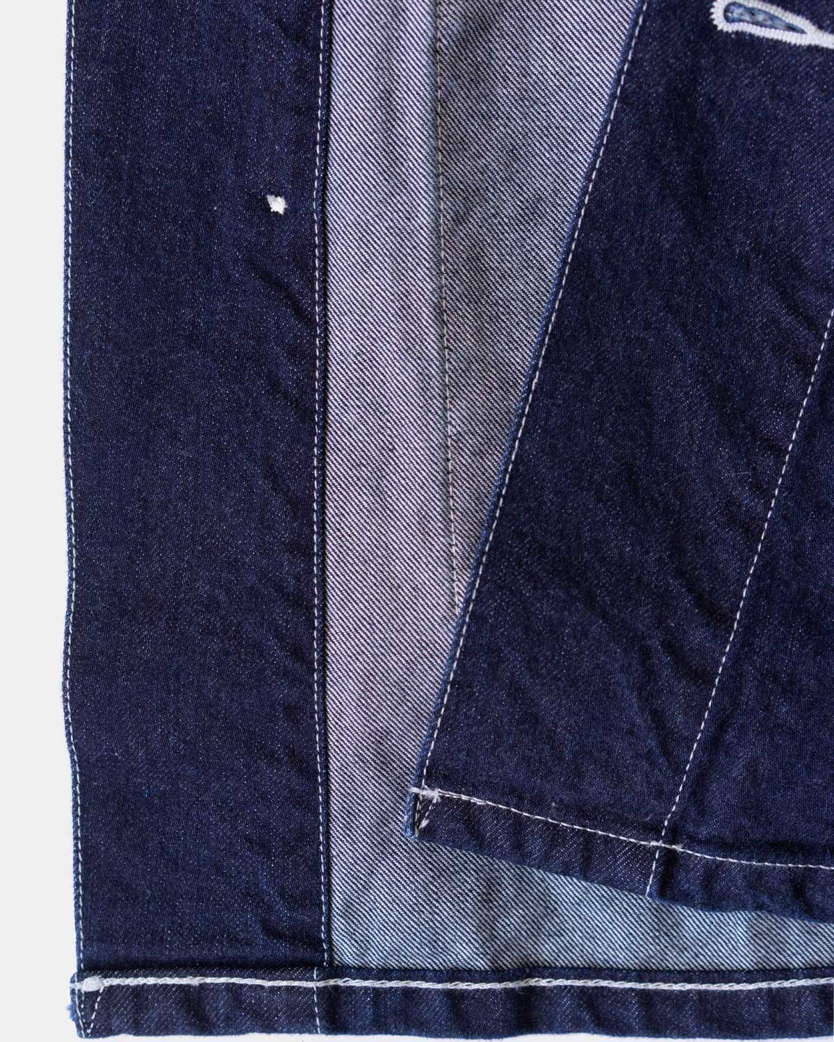 INDIGO(シングルステッチとチェーンステッチが使い分けられる縫製仕様)