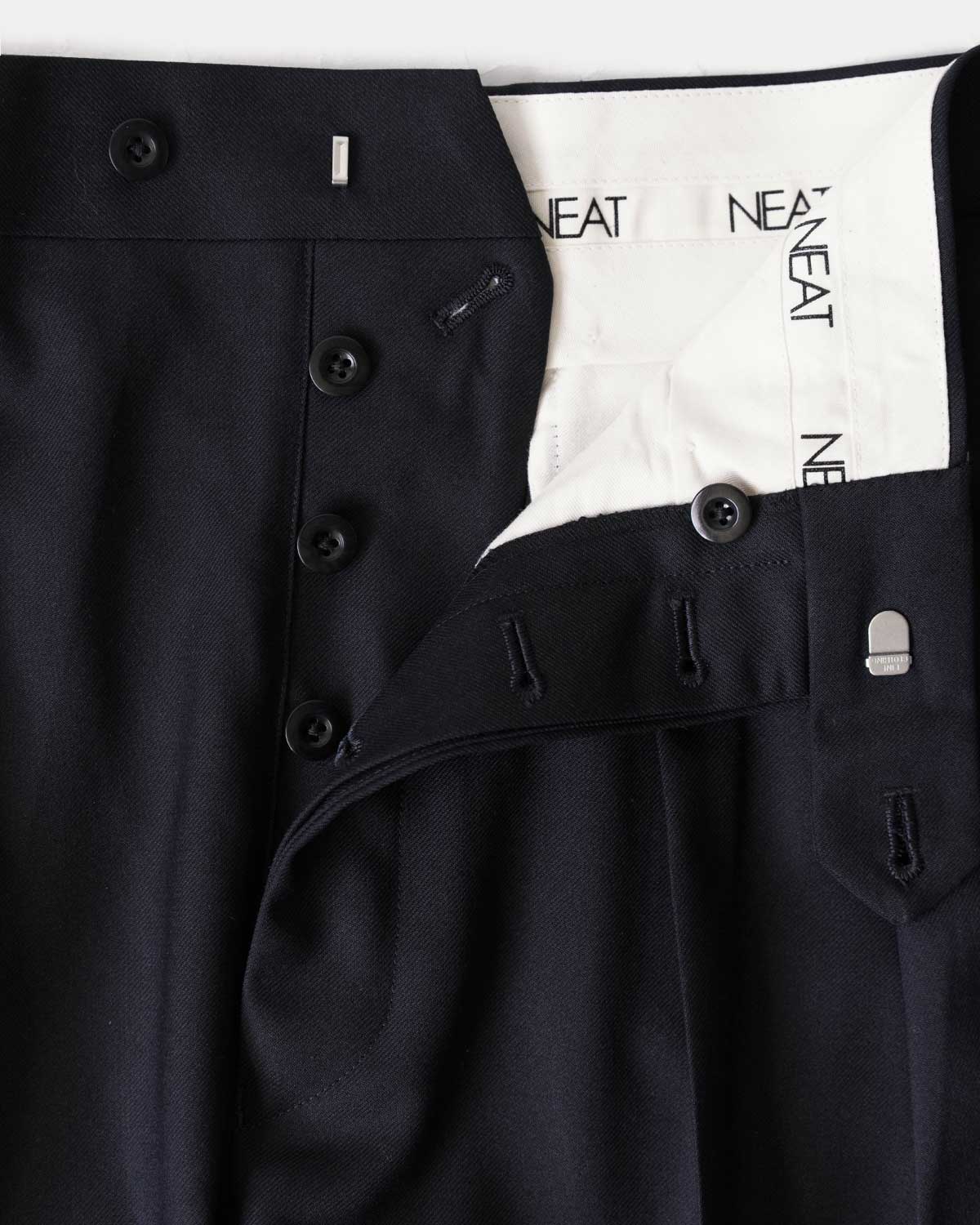 NAVY（ボタンフライとマーベルトがクラシックなトラウザーズの雰囲気を格上げ）