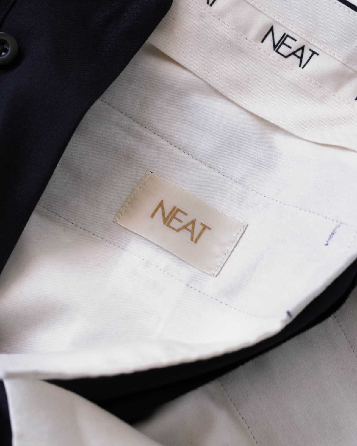 NAVY（控えめな位置にブランドロゴ）