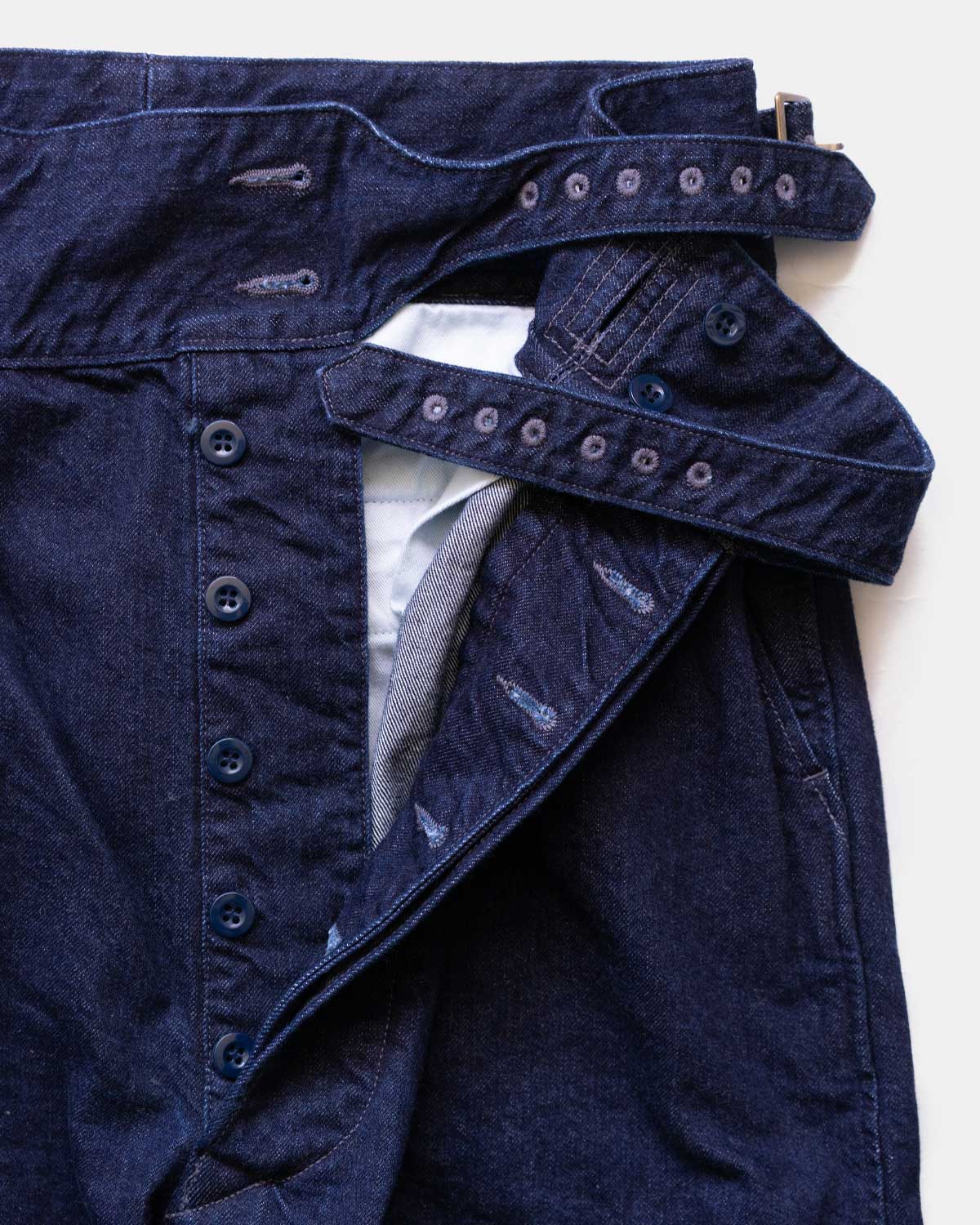 DARK NAVY(ベルトを通してウエストをアジャストする特徴的なウエストまわり)