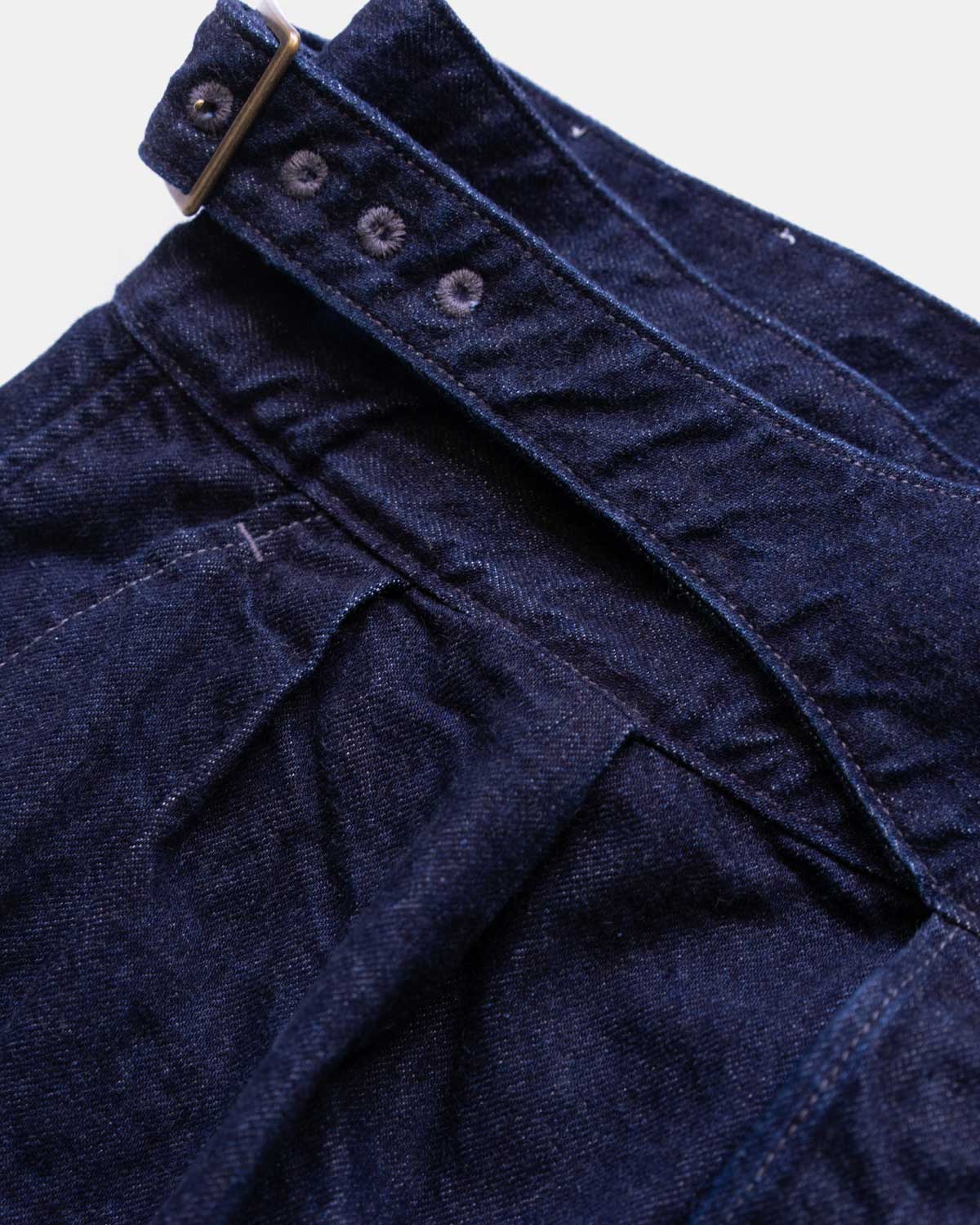 DARK NAVY(2タック仕様で腰周りに適度なゆとり)