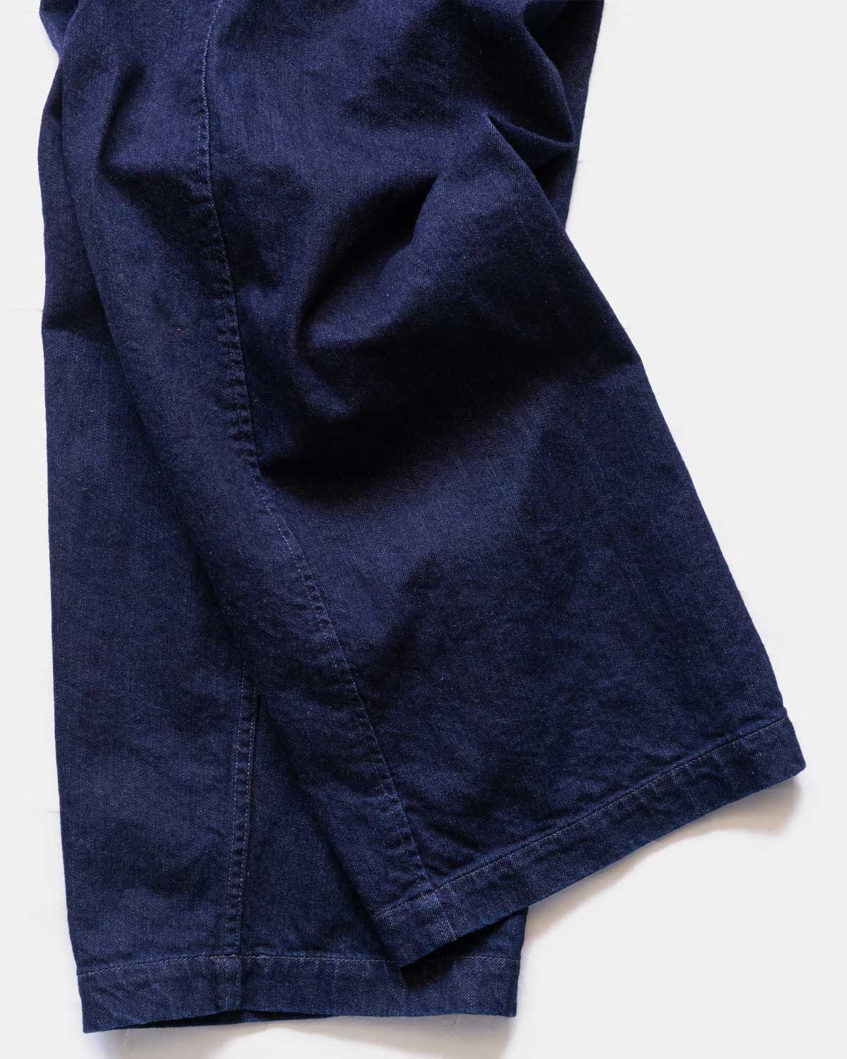 DARK NAVY(裾はタタキ幅3センチで仕上げられています)