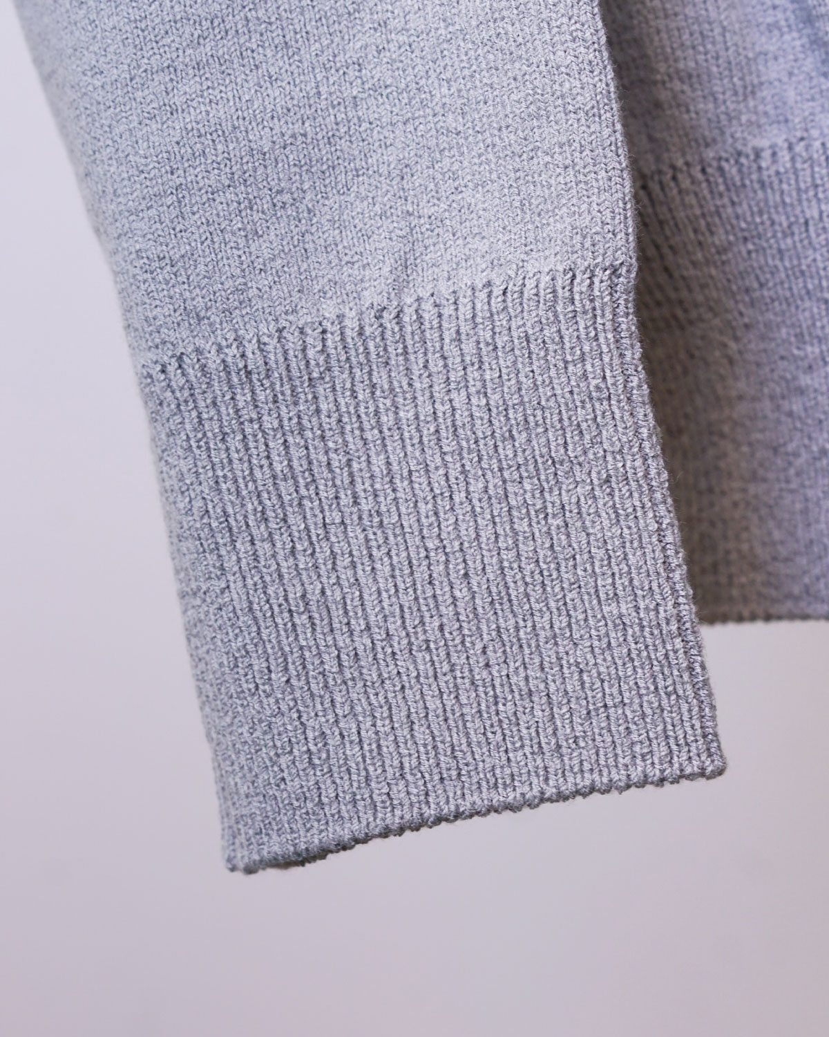 GRAY(袖リブも適度に締まっています)