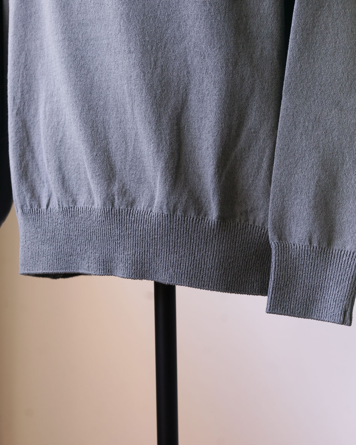 GRAY(裾リブは緩やかに締まり綺麗なシルエットを演出)