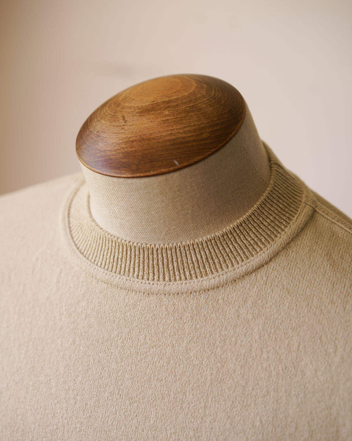 BEIGE(程よく詰まったネックは端正な雰囲気を演出)