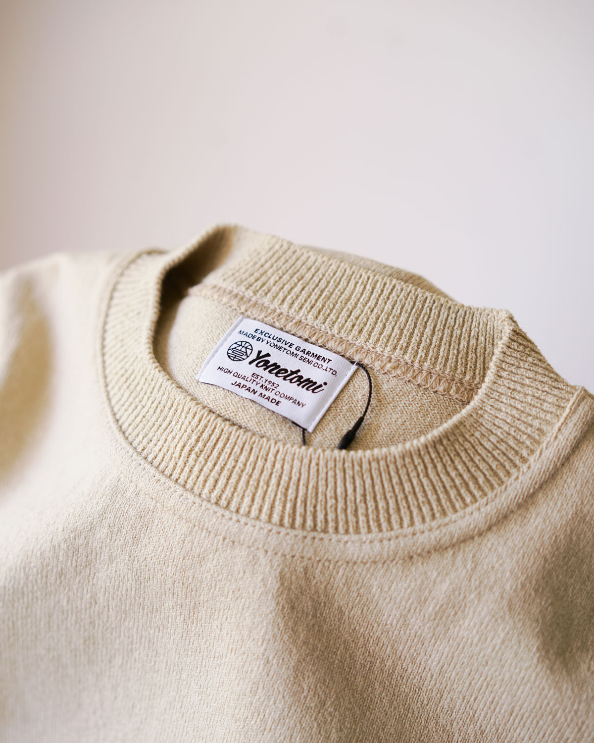 BEIGE(ブランドのタグは控えめに首元につきます)