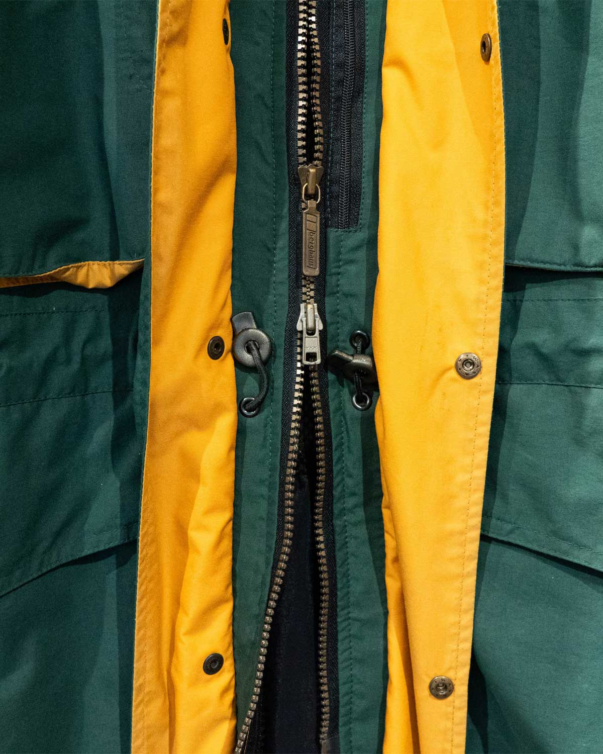 vintage 80s berghaus GORE TEX jacket -green color-