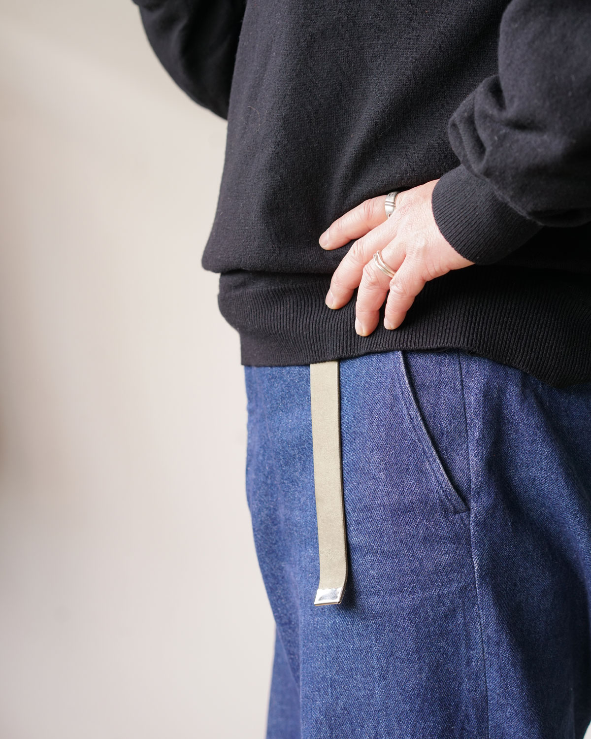 GRAY(ウエスト80cmデニム32インチの側面着用イメージ)