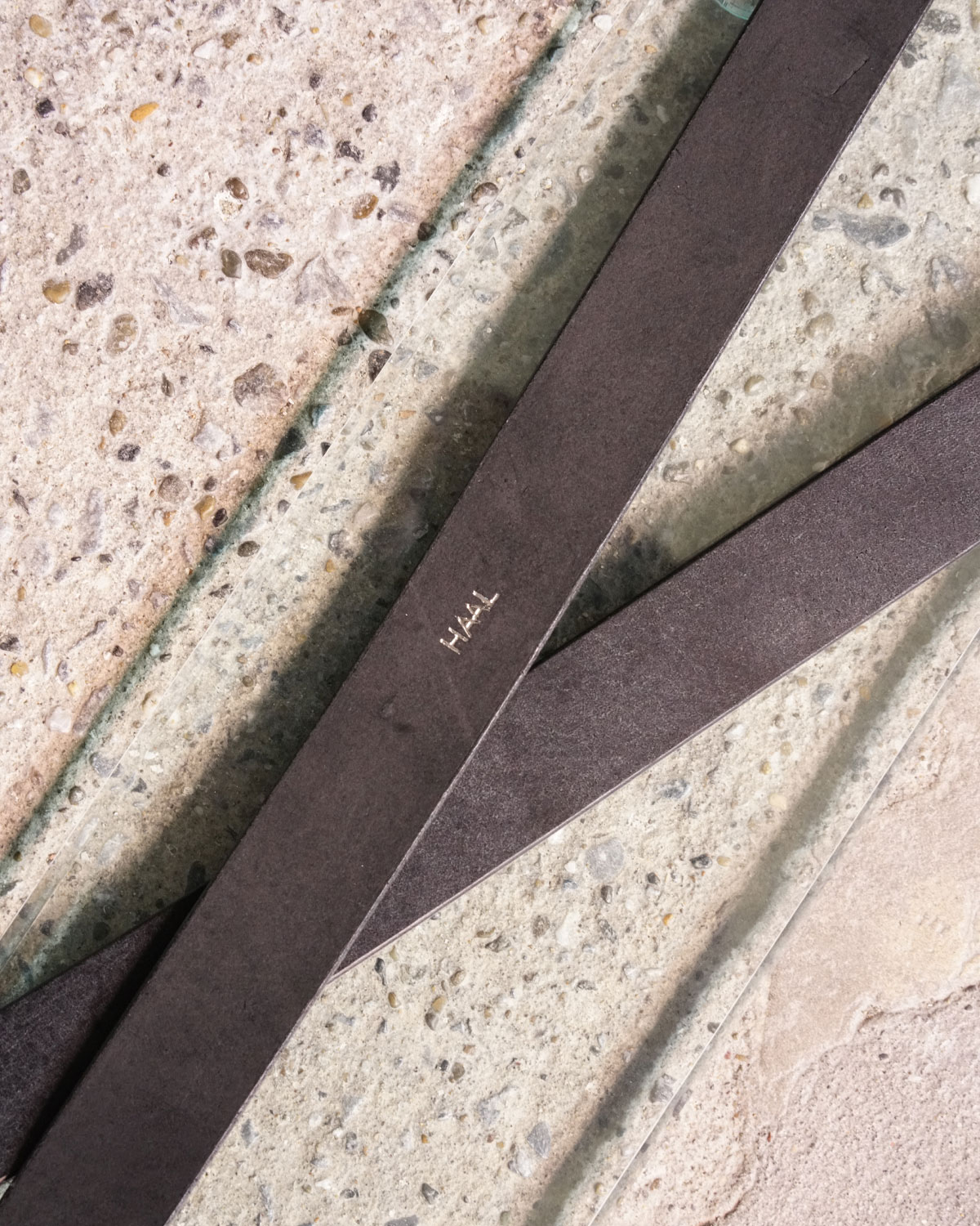 BLACK(床面に控えめなシルバー箔押しロゴ)