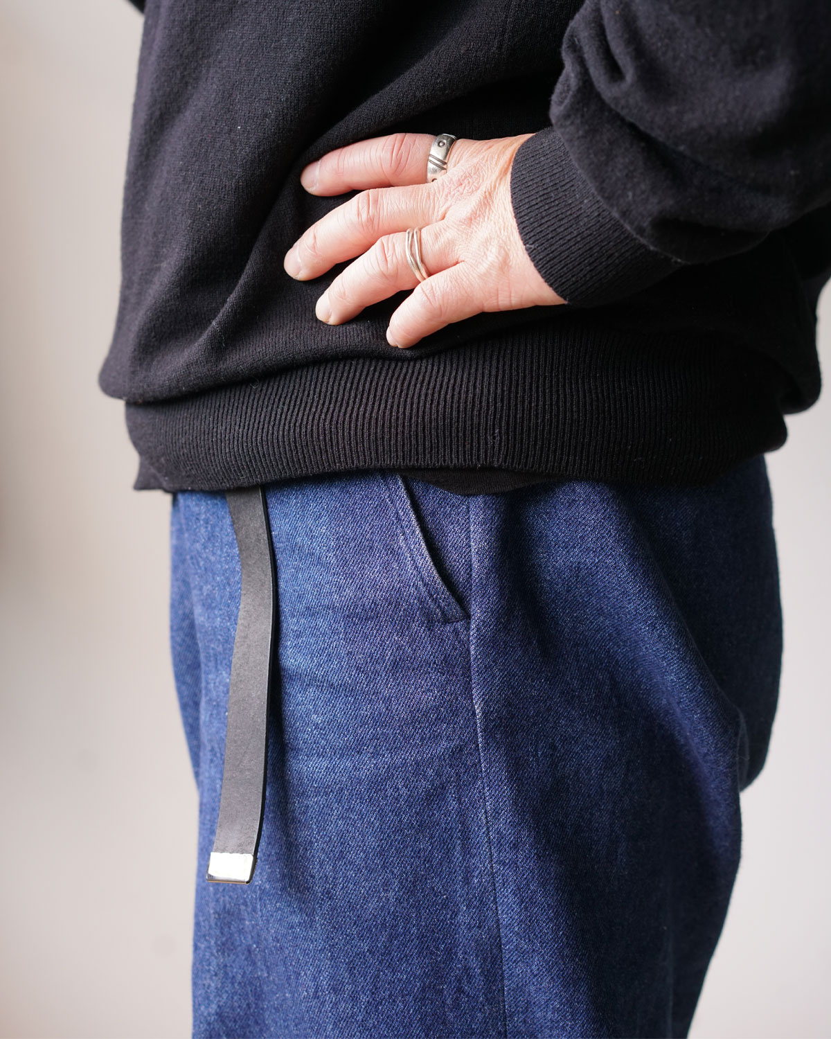 BLACK(ウエスト80cmデニム32インチ側面着用イメージ)