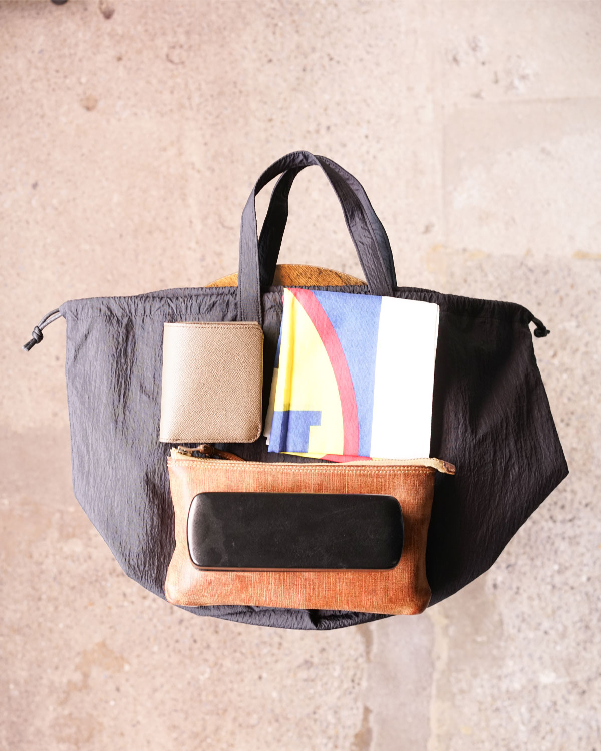 BLACK（財布、スマホ、折り畳み傘、ポーチ、メガネ、 お弁当箱、水筒が収まる）