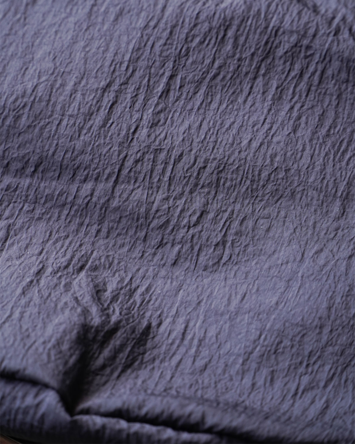 BLACK（独特なシワ感のある塩縮ナイロンはスタイリングの汎用性が高いです）