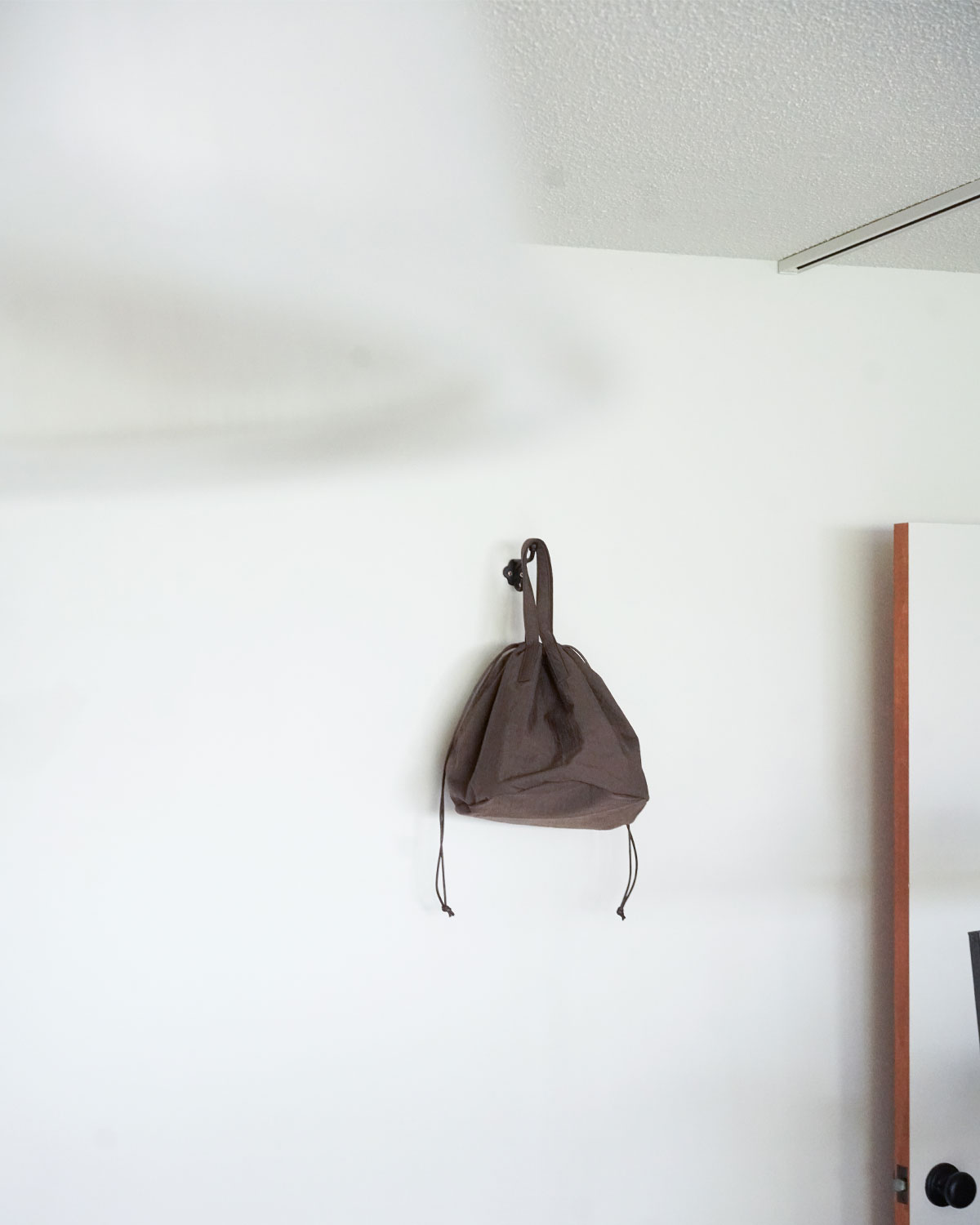 SHRINK TAFFETA HELMET BAG  -umber-