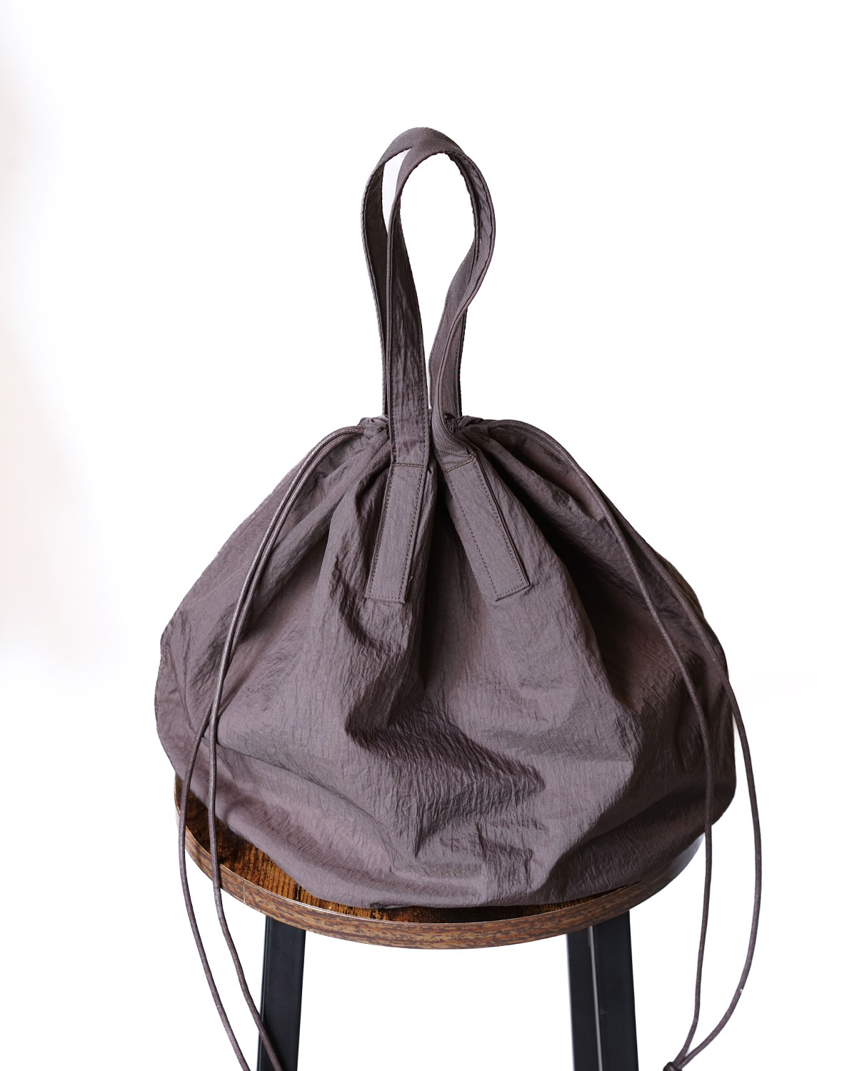 SHRINK TAFFETA HELMET BAG  -umber-