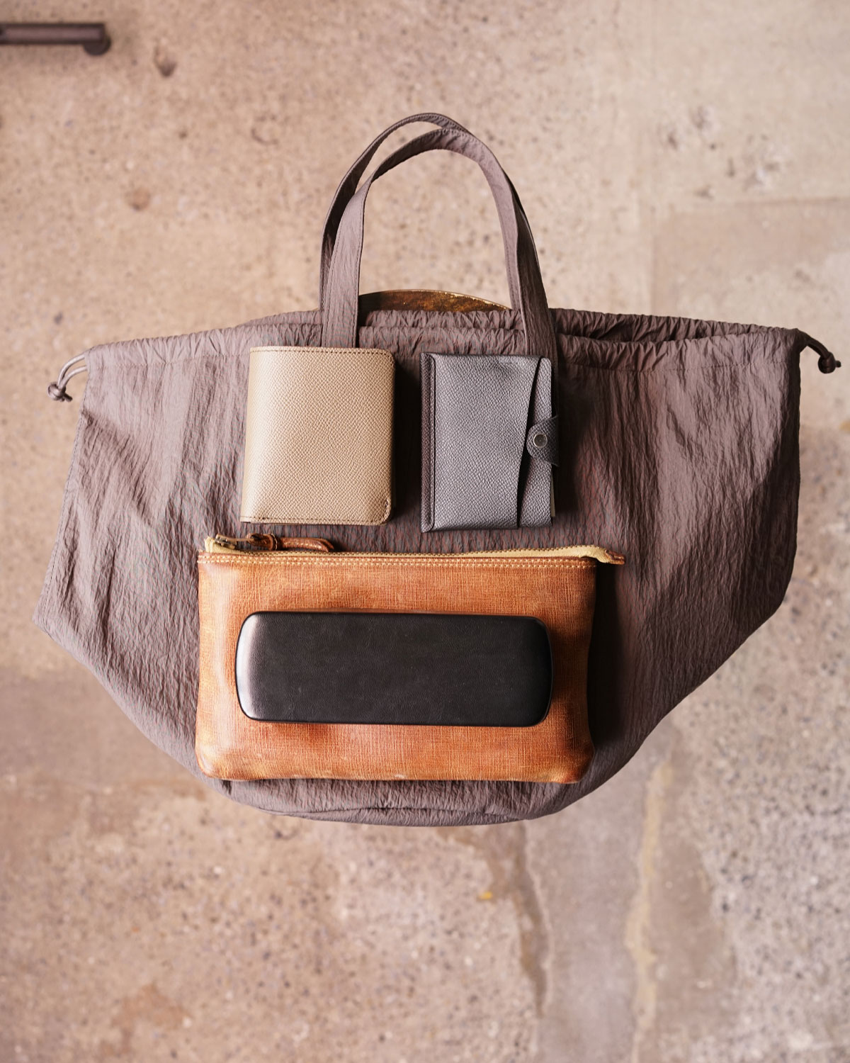 UMBER（財布、スマホ、折り畳み傘、ポーチ、メガネ、 お弁当箱、水筒が収まります）