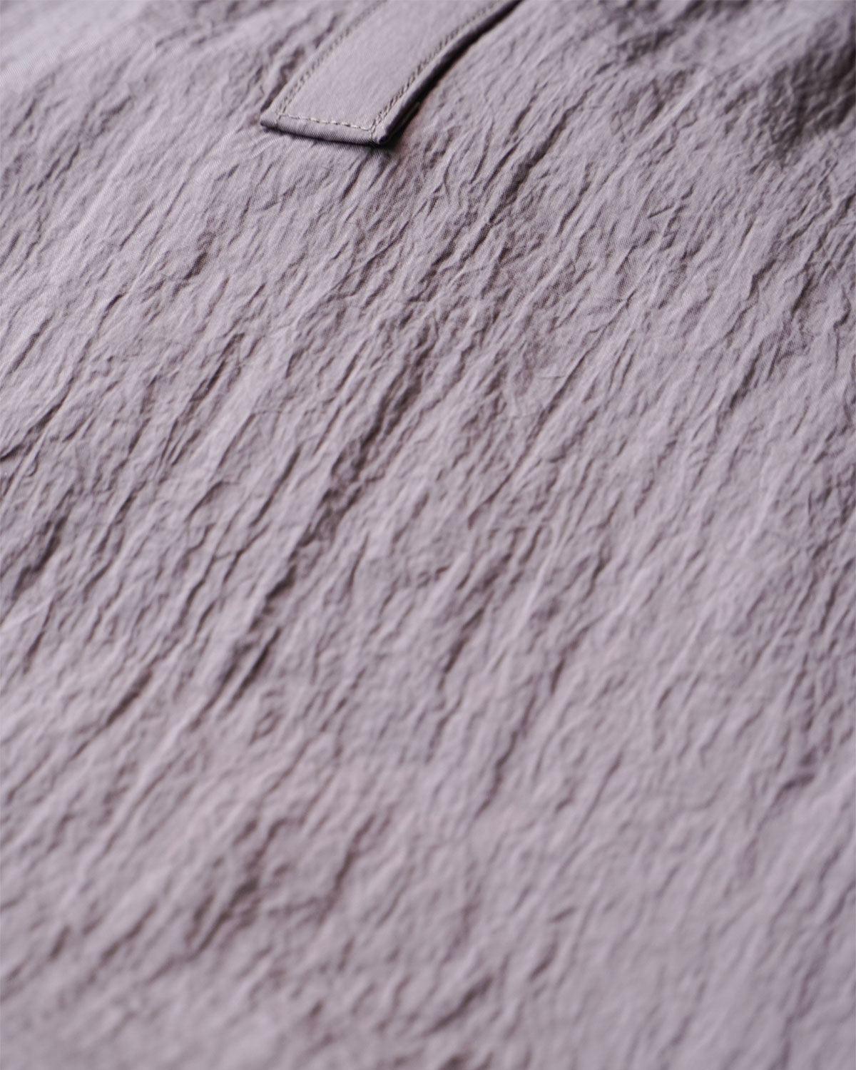 UMBER（独特なシワ感のあるナイロン素材は服装のテイストを選ばすに使いやすい）