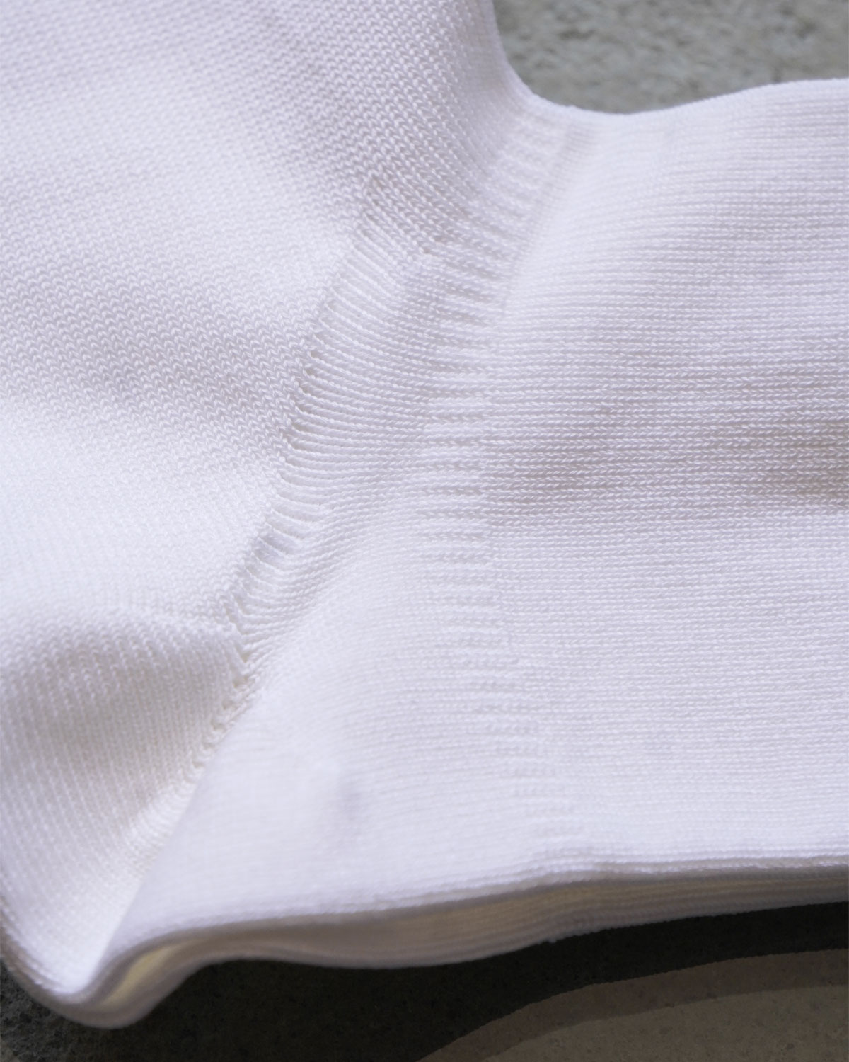 WHITE(踵が立体構造なので靴の中でずれず快適です)