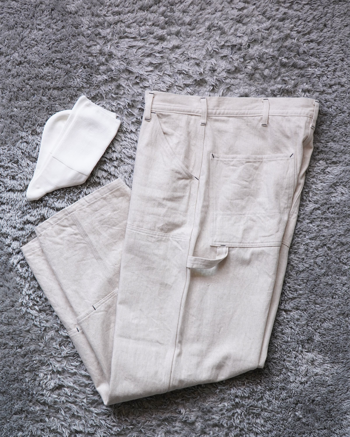 WHITE(カジュアルなパンツ、綺麗なスラックスとも相性が良いです)