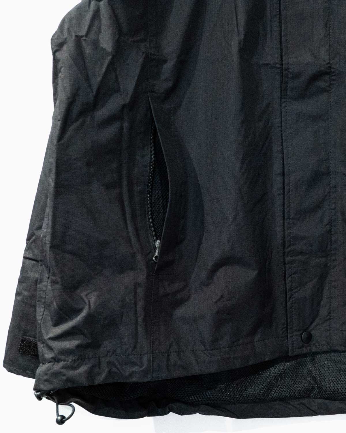 BLACK（サイドポケットにもジップがつくため、物がこぼれにくいです。左右両裾にもドローコードがつき、風の侵入を防ぎシルエットを変えられます）