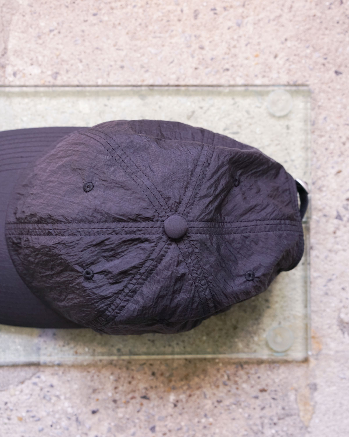 BLACK(6パネルはどんな人の頭にも馴染みやすい形です)