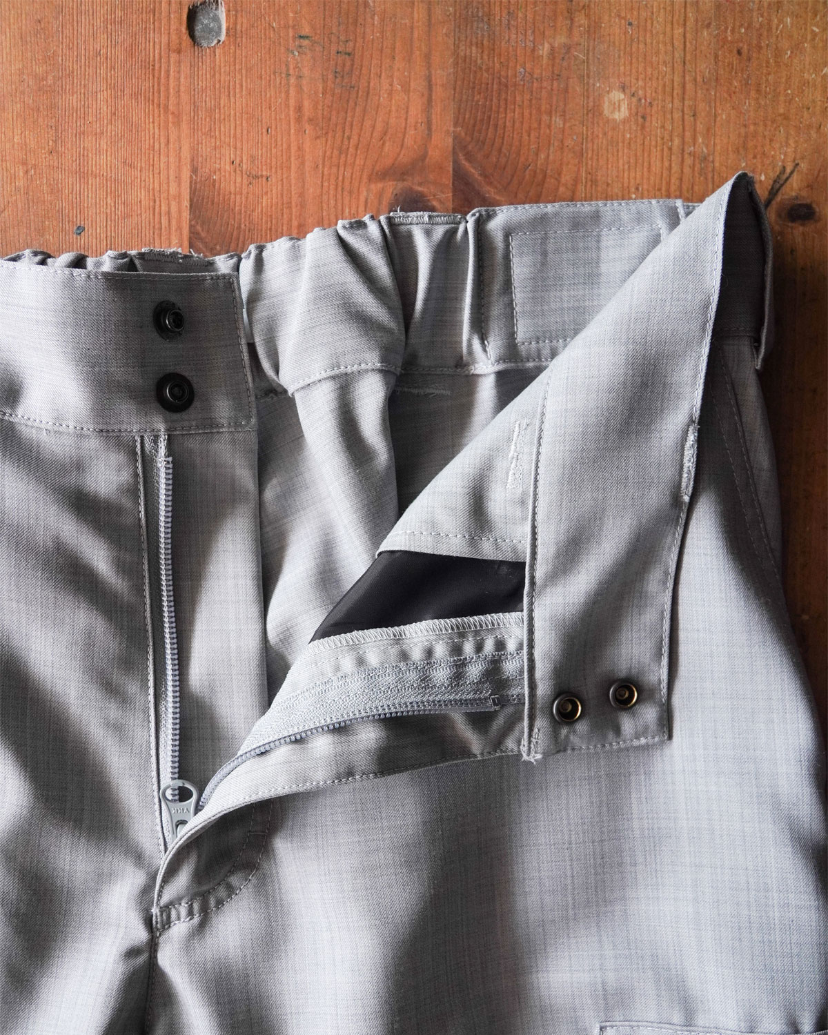 GRAY（ダブルスナップボタンで前立てはジッパー）