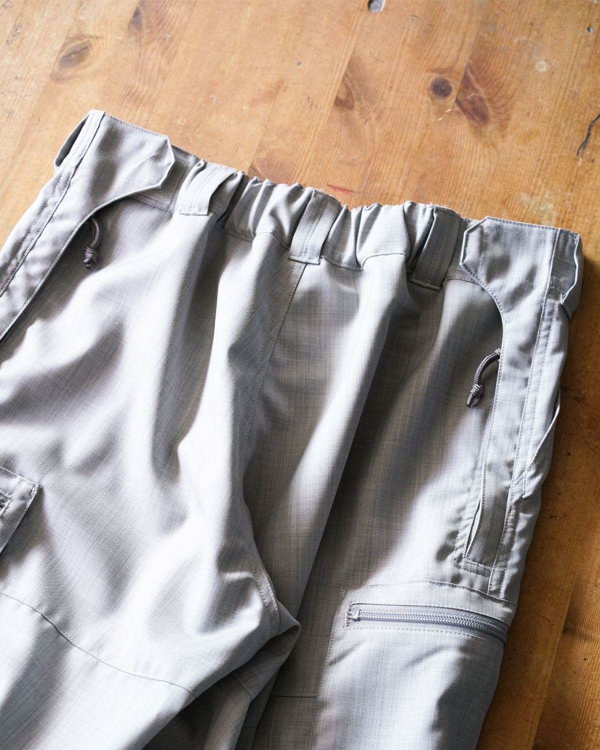 GRAY（ヒップポケットはなく、再度がジップで開閉できます）