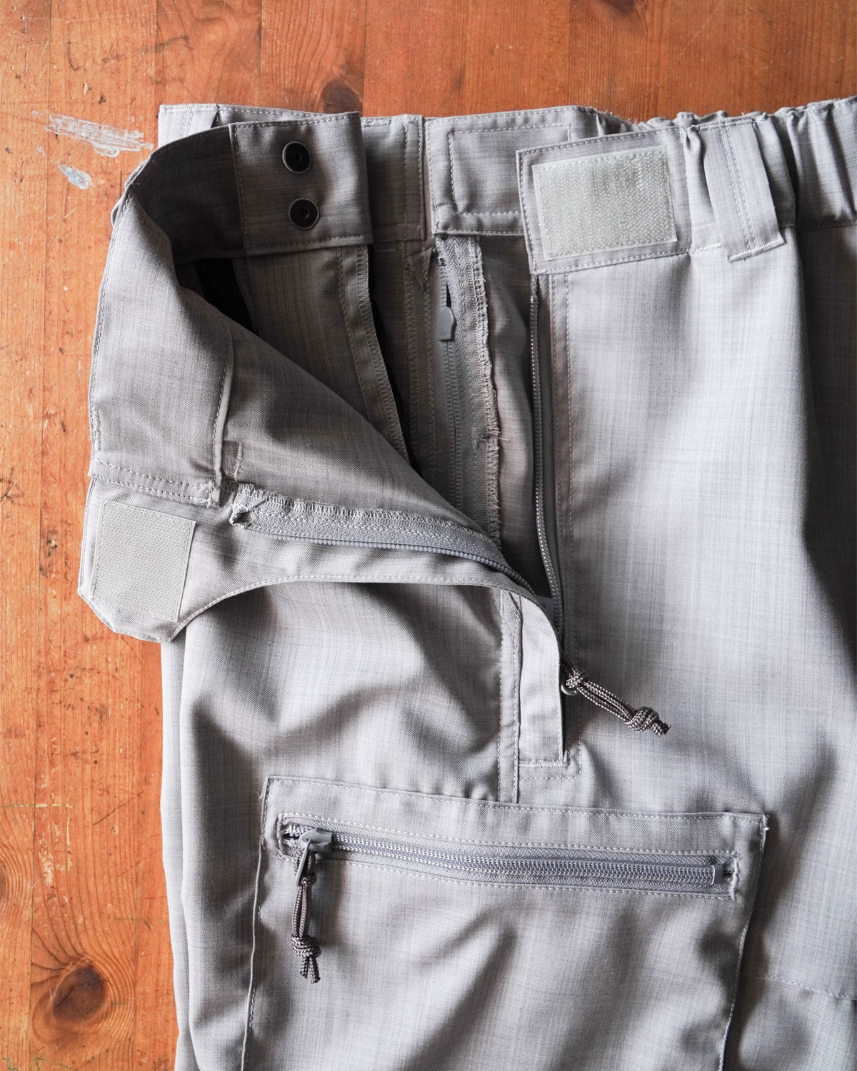 GRAY（ジップを開けた雰囲気）