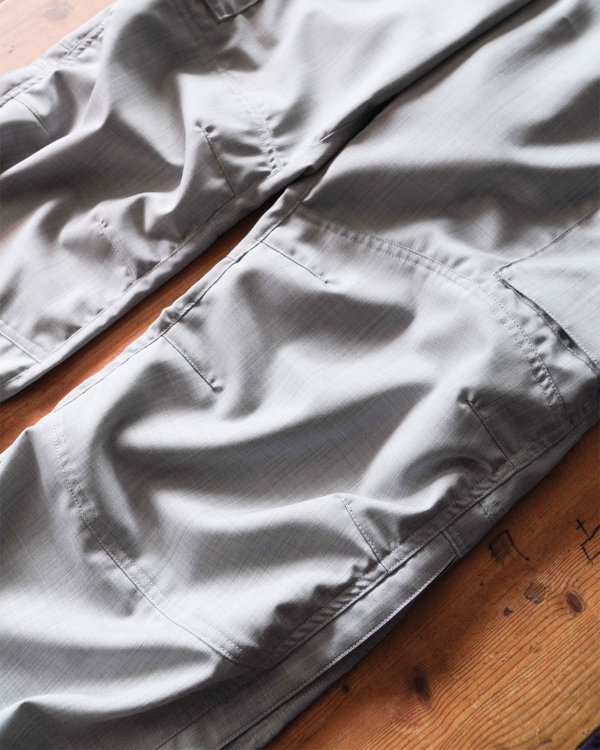 GRAY（膝にはニーパッチが付き、立体的な縫製を施して動きやすいシルエット）