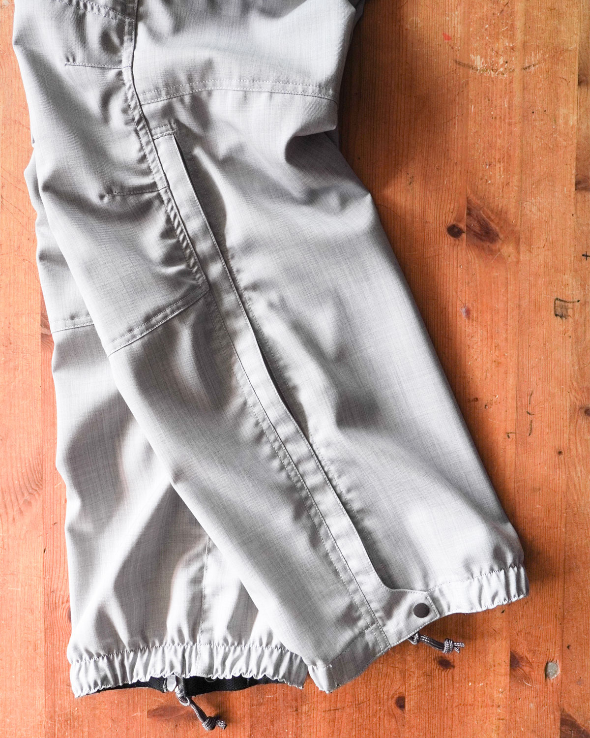 GRAY（裾から広くジッパーで開閉可能）