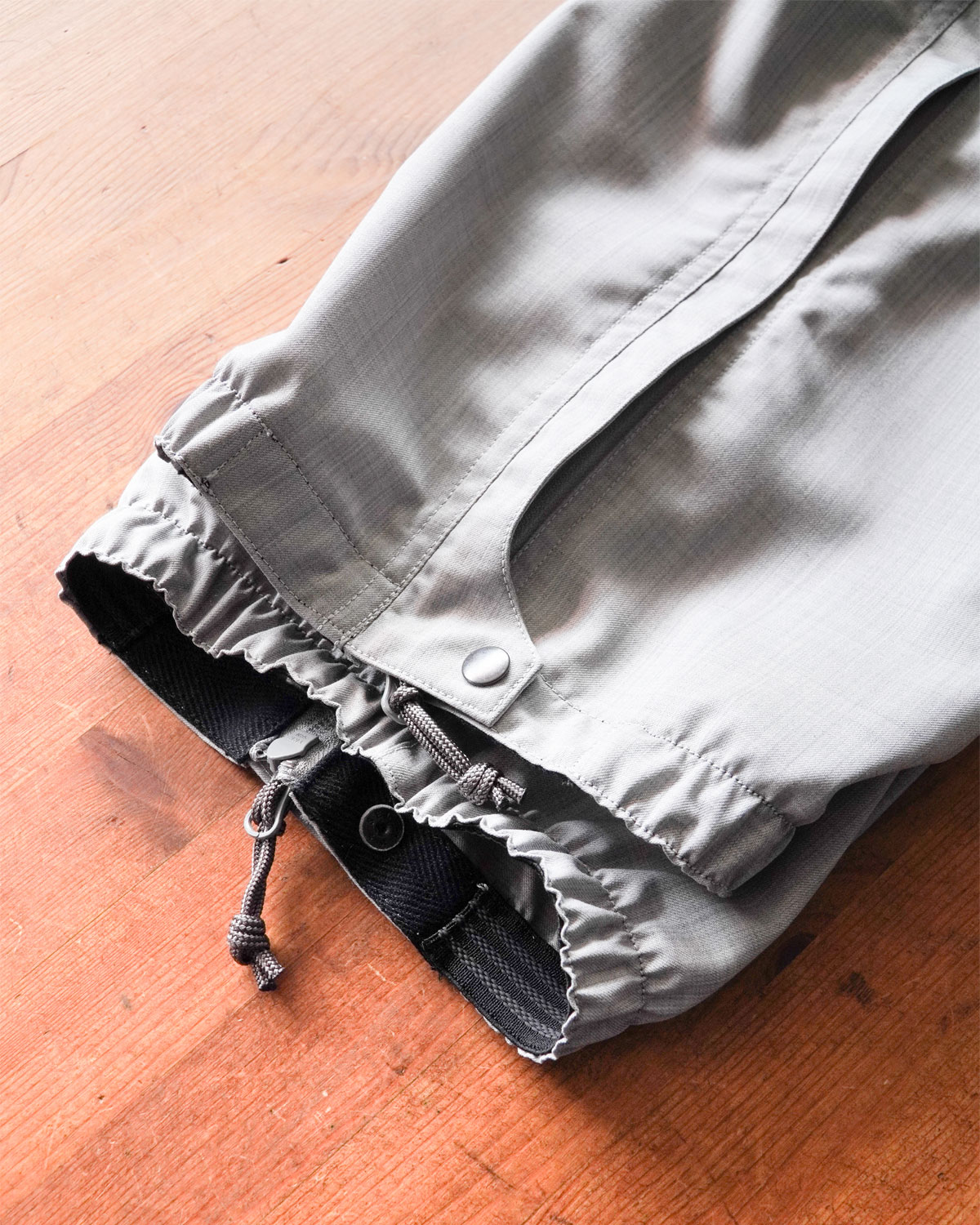 GRAY（裾は内側に滑り止めとスナップボタンがつきます）