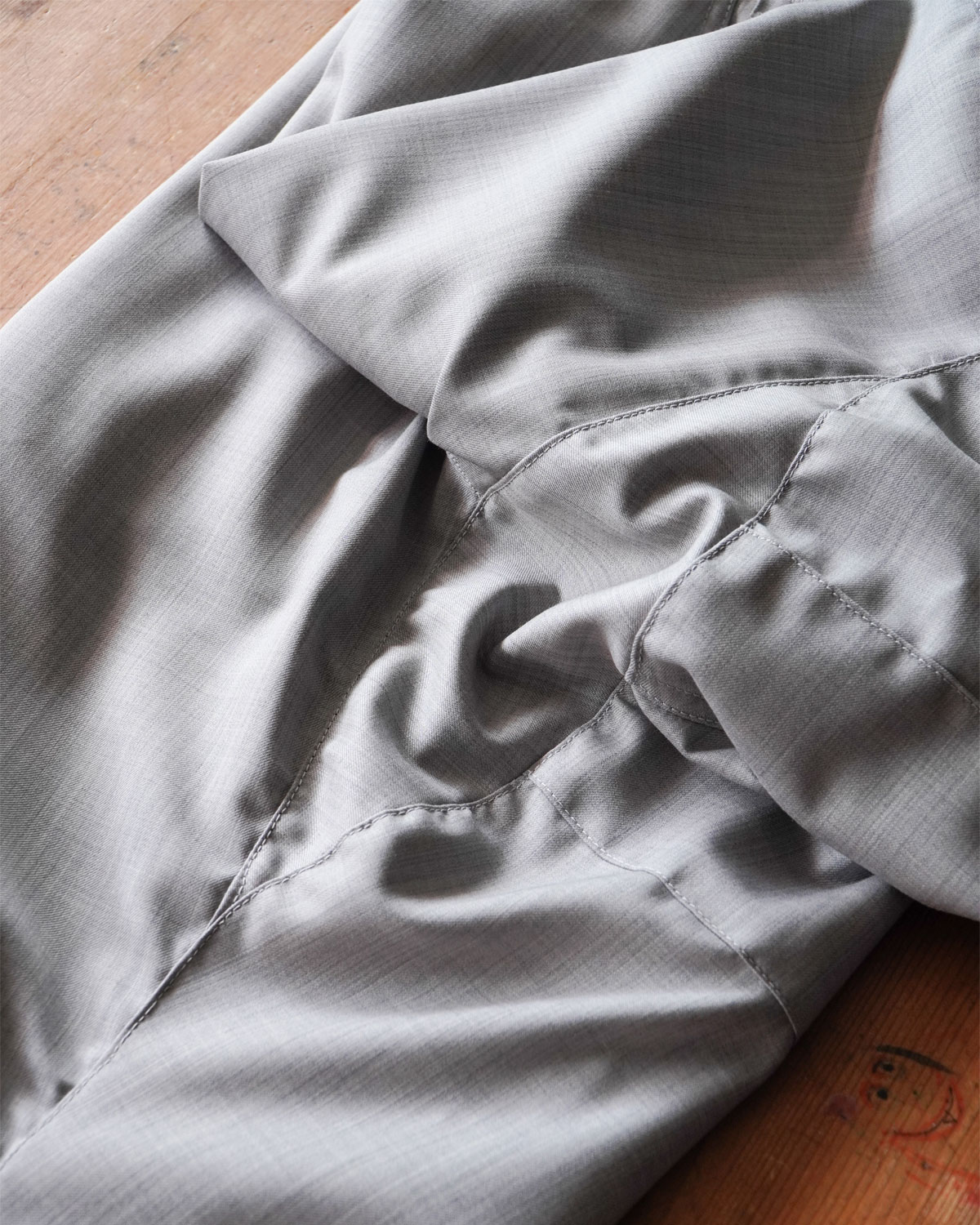 GRAY（股ぐりはガゼットクロッチで足の開閉がしやすい仕様も再現）