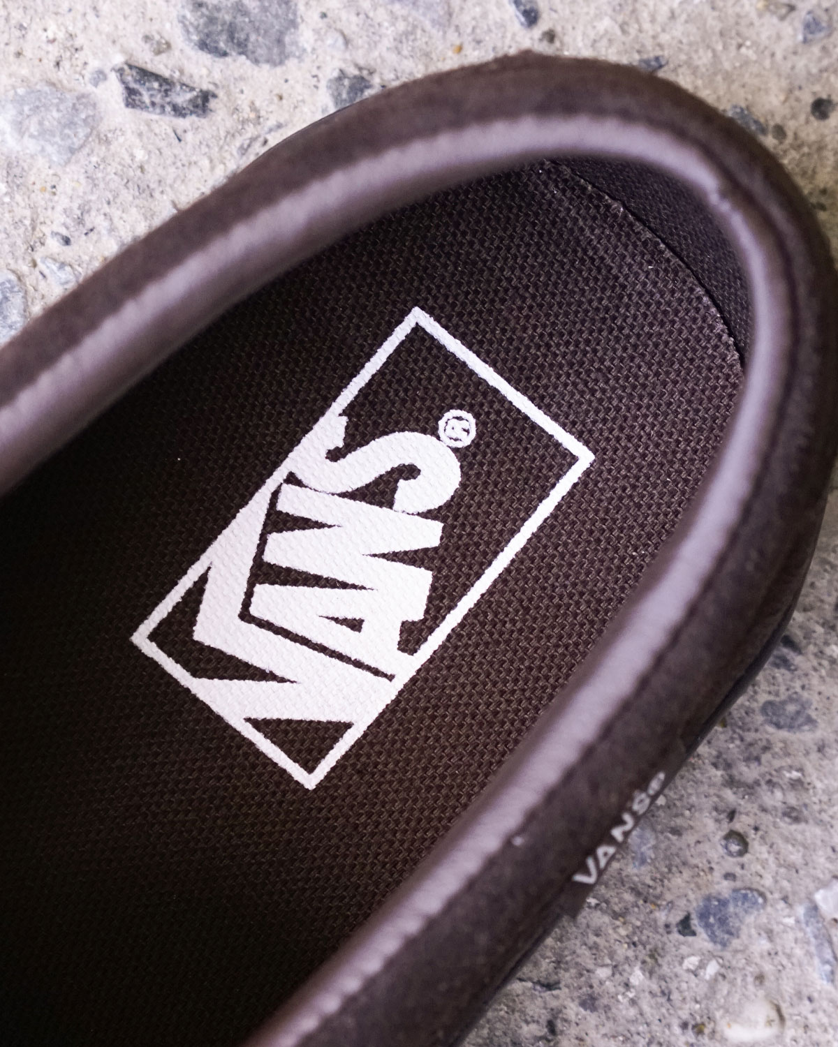 brown（履き口部分はレザーで補強されています）