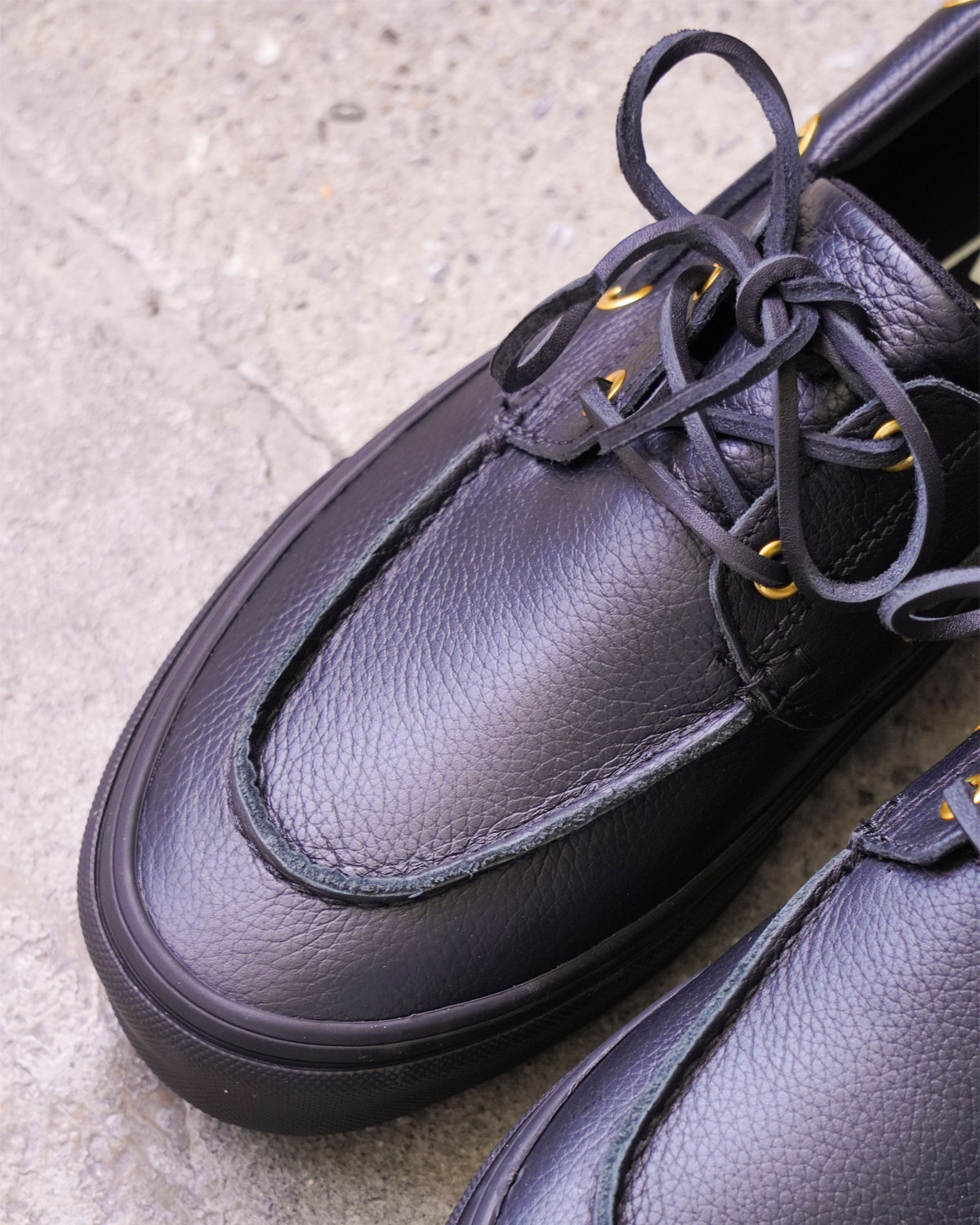 BLACK（特徴的なモカシン縫いされたアッパー）