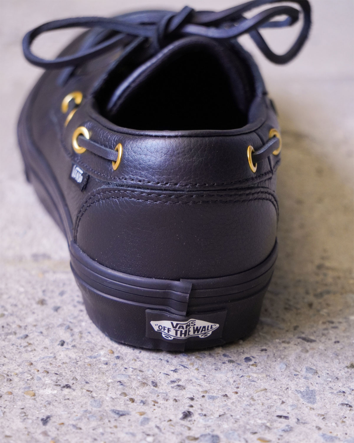 BLACK（デッキシューズ特有のハトメも再現）