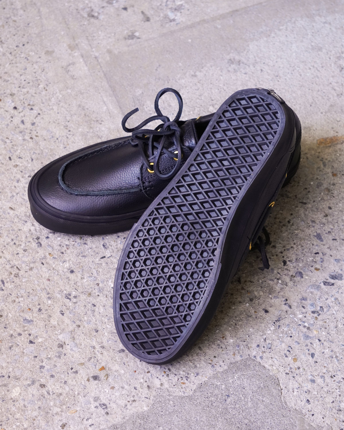 BLACK（アウトソールのワッフルソールもブラック全体の統一感がアップ）