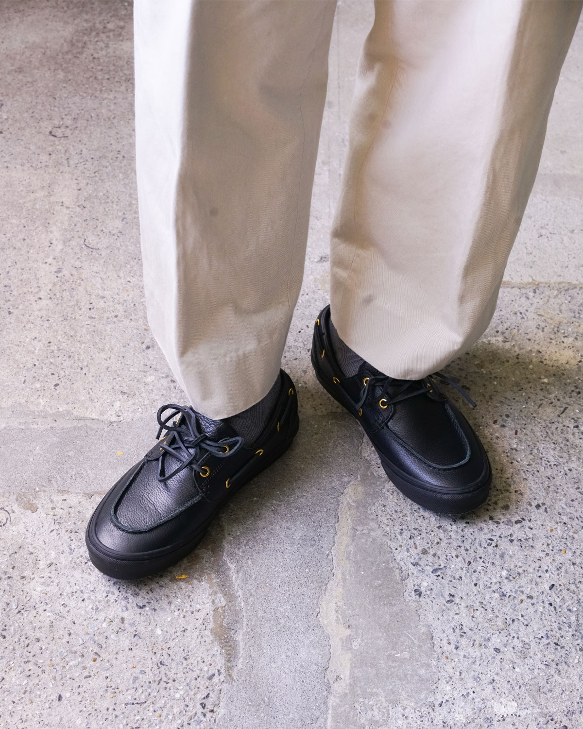 BLACK（チノパンとの合わせも良いです）