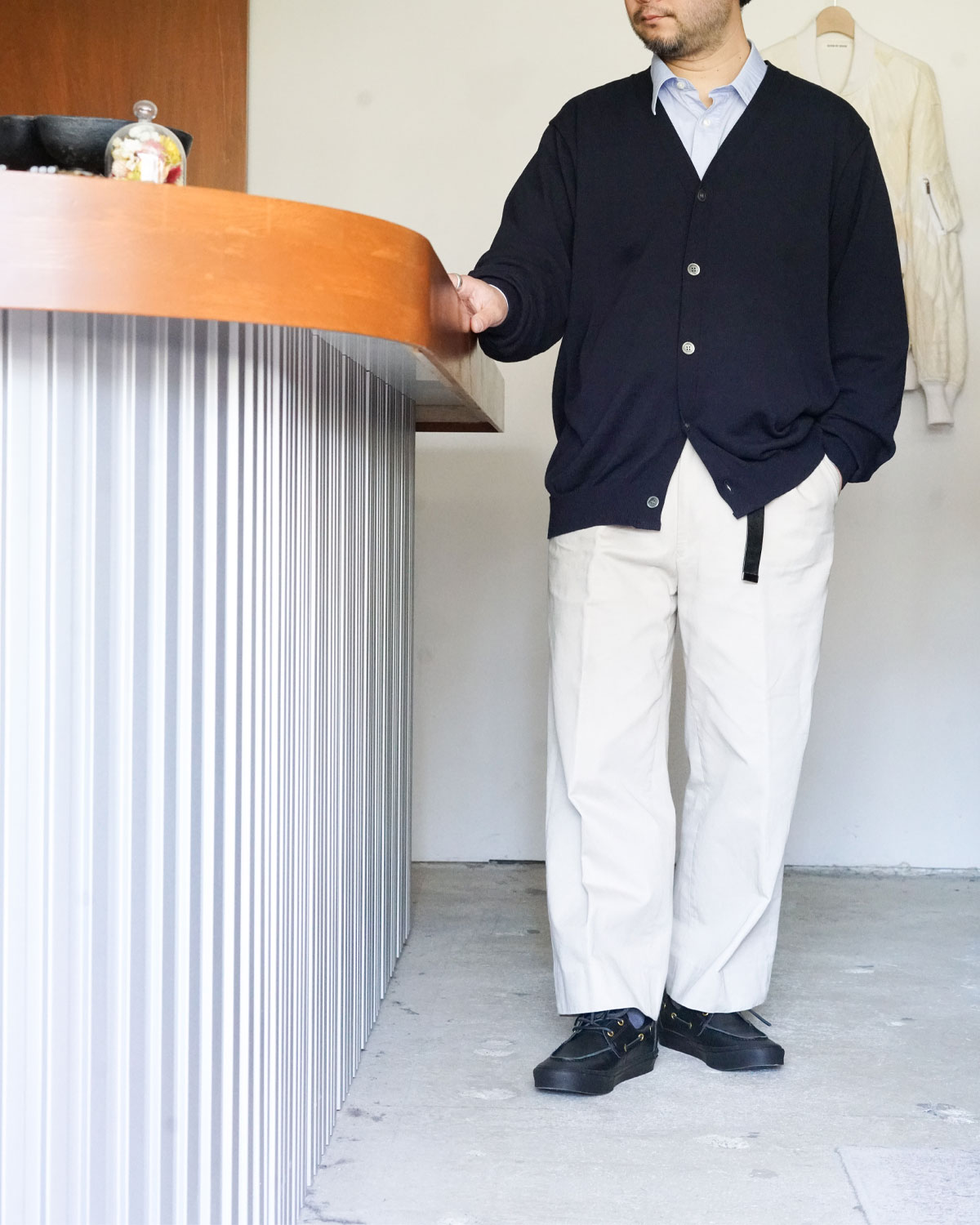 BLACK（VANSですがトラッドな装いにもしっかり合います）