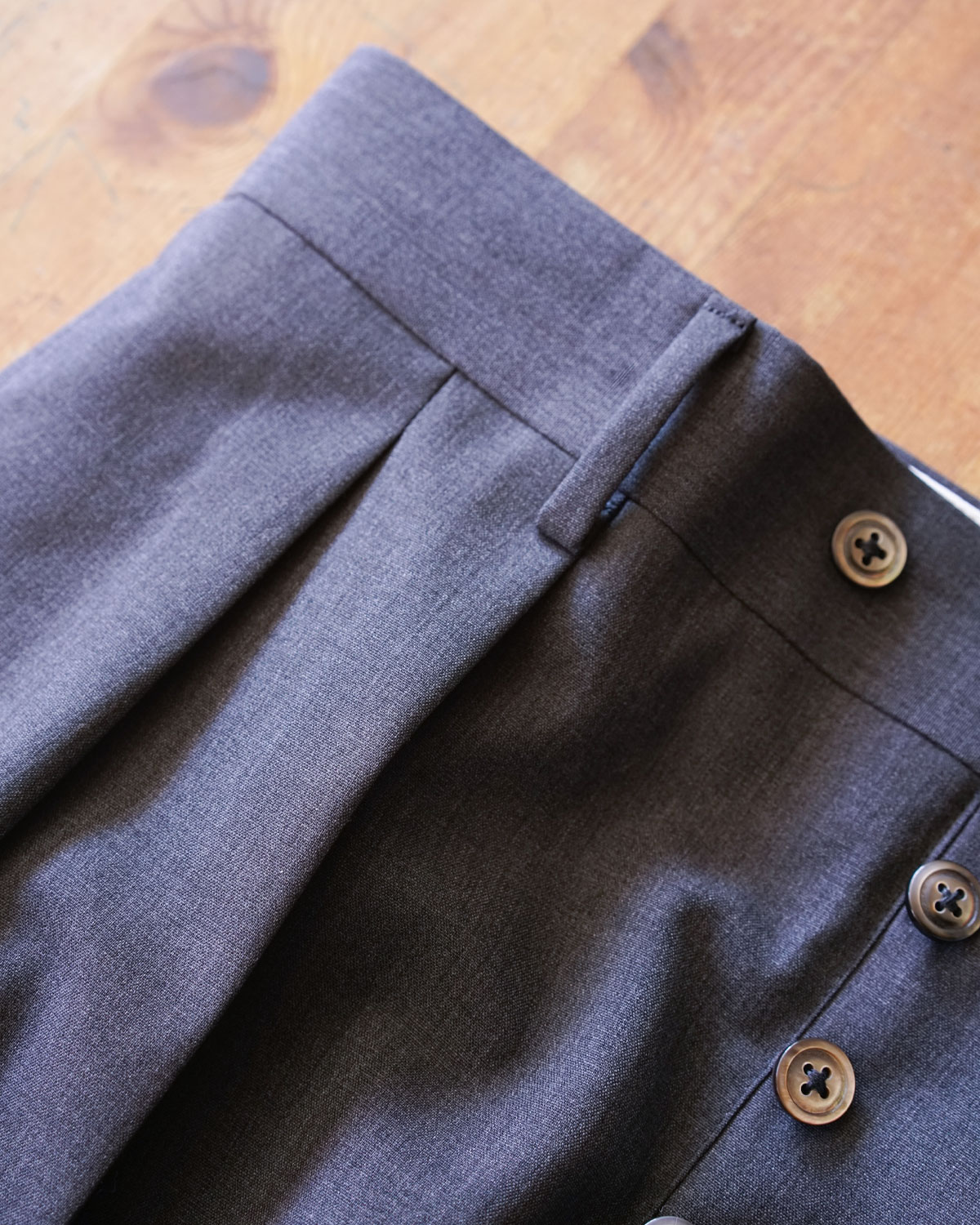 GRAY（NEATといえばインタックの２プリーツ）