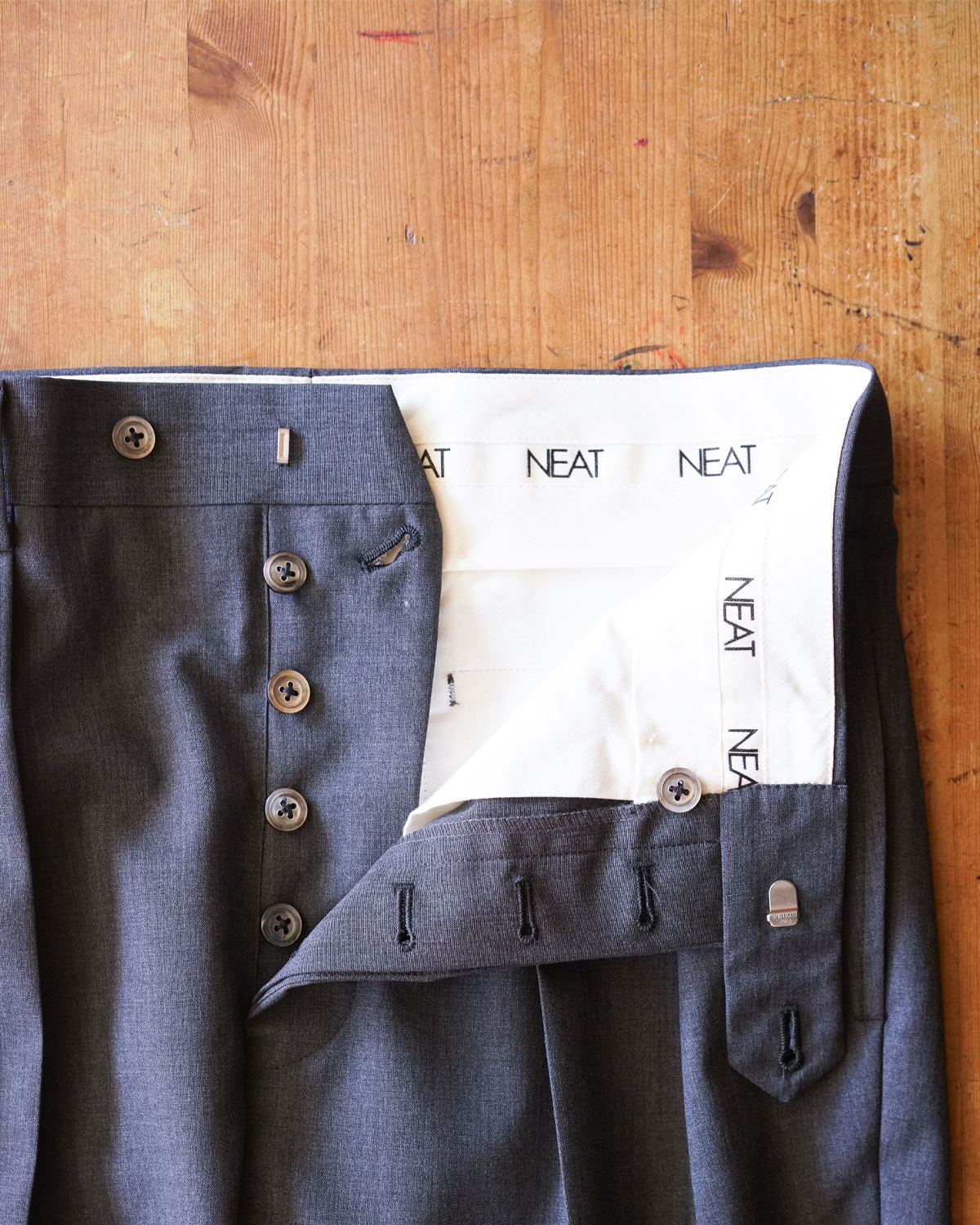 GRAY（ボタンフライの持ち出しのついた仕様）