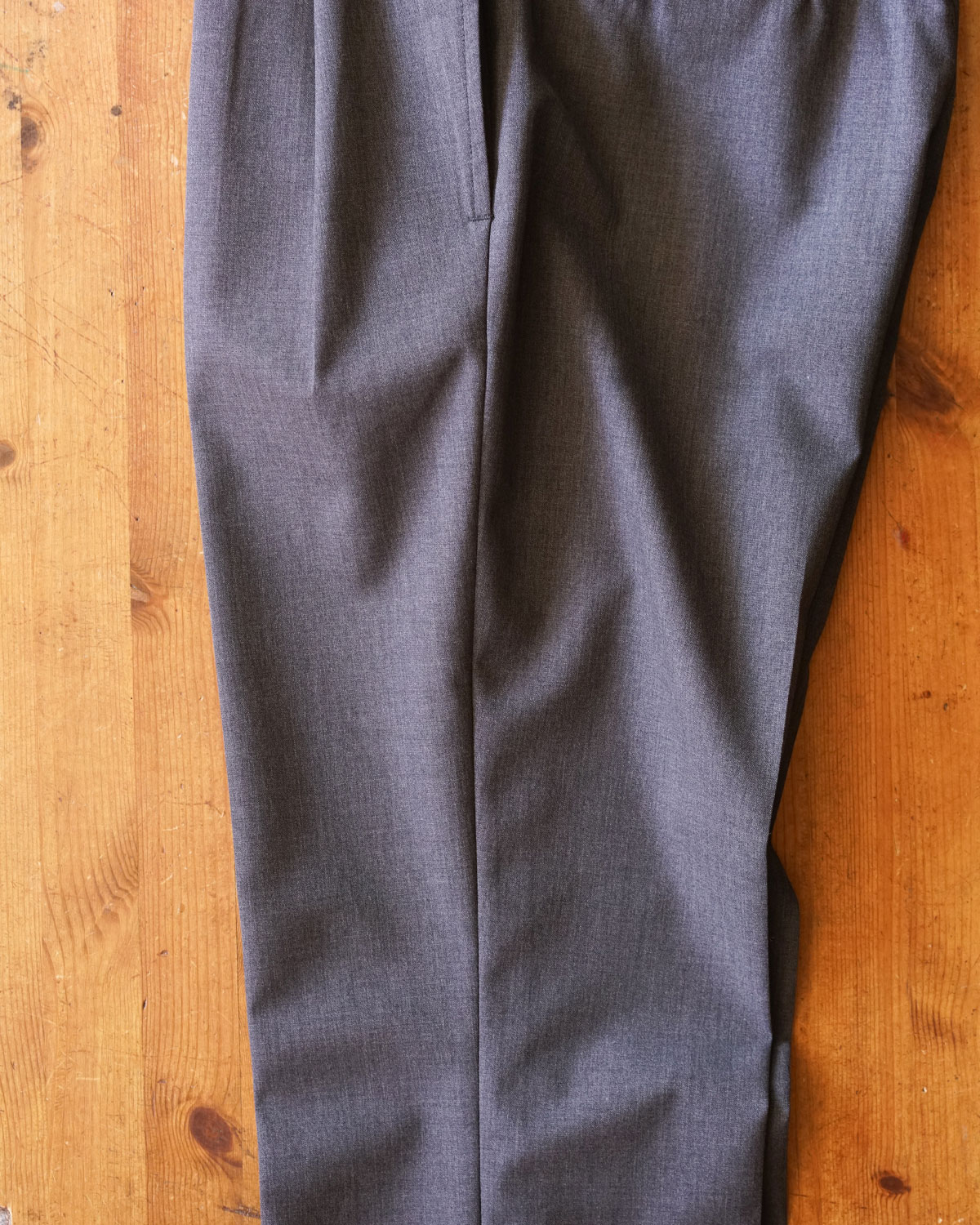 GRAY（腰回りにゆとりがありヒップ周りから細くなるシルエット）